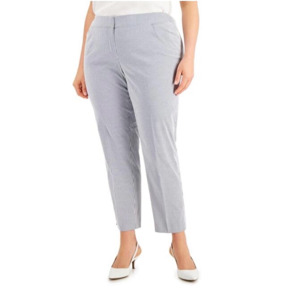 Talbots women’s size 14 curvy crop pants, white with blue stripes